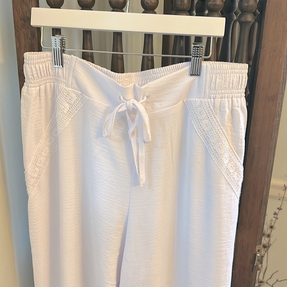 SOHO Lightweight Pants White Elastic Waist Lace Detail Pull On Size Medium - Picture 2 of 7